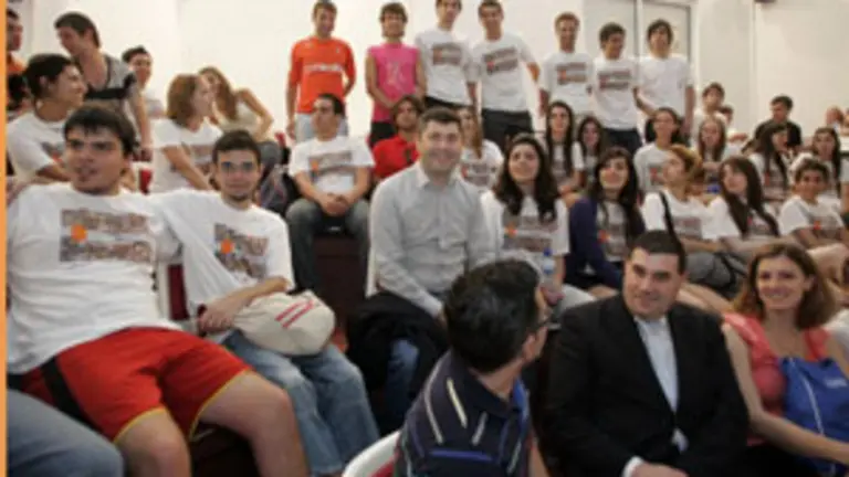 El director xeral de Xuventude posa con algunos de los participantes en el Foro. 