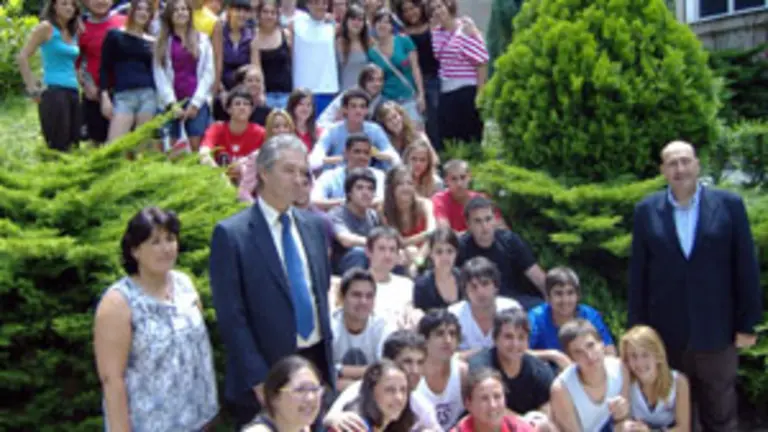 Rogelio Mart&iacute;nez, junto a los j&oacute;venes alojados en la residencia juvenil. 