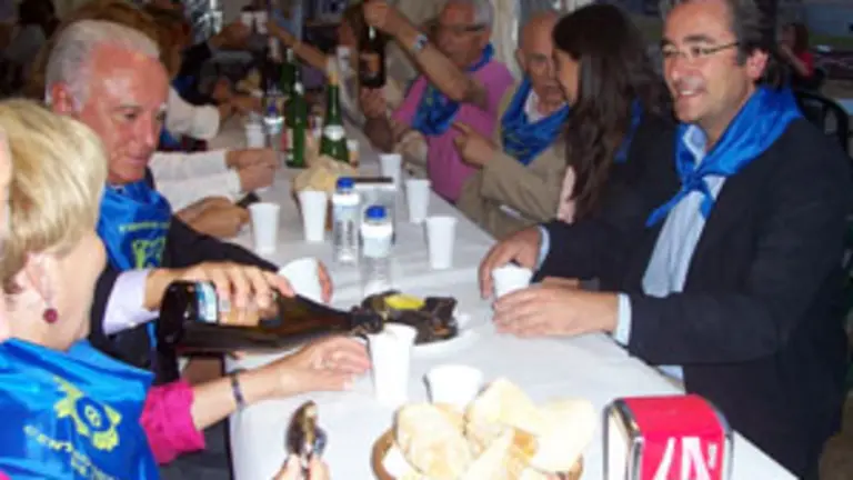 Castelao Braga&ntilde;a asisti&oacute; a la cena organizada por el Centro Gallego de Gij&oacute;n en la playa de El Arbeyal. 