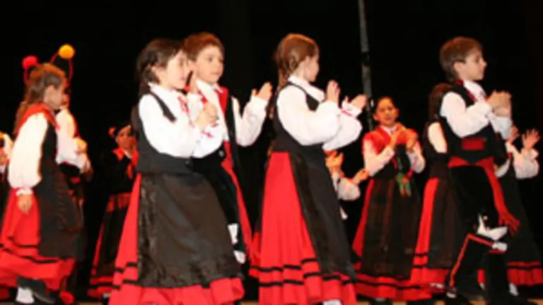La escuela infantil de danzas gallegas del Centro Galicia de Buenos Aires, durante su participaci&oacute;n en la gala. 