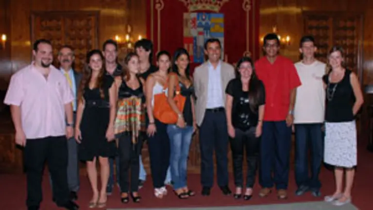 Fernando Martínez Maíllo y José Luis Bermúdez, junto a los participantes en el ‘Viaje a las Raíces’ de Zamora. 