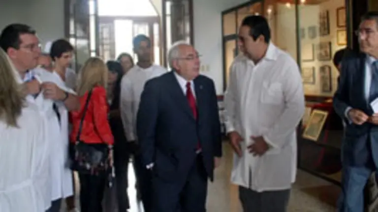 Areces charla con el director de la &lsquo;Quinta Covadonga&rsquo;, durante su visita a Cuba. 