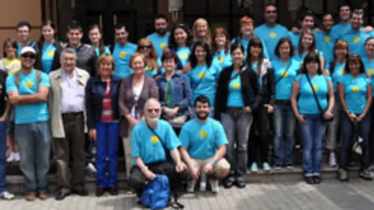 El grupo de j&oacute;venes posa junto a los dirigentes, durante su visita a Teverga. 