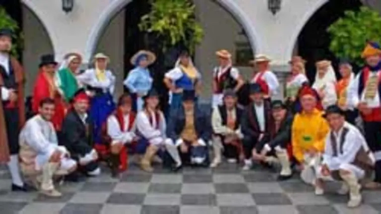 Parte de los integrantes de la Rondalla Típica del HCV, durante el anterior aniversario. 