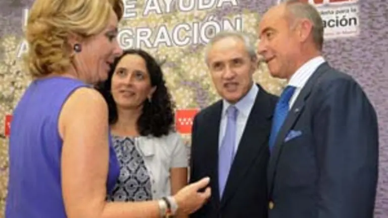 Santiago Camba y Jos&eacute; Ram&oacute;n &Oacute;nega hablaron distendidamente con Esperanza Aguirre durante el acto de presentaci&oacute;n del Plan de Emigraci&oacute;n de la Administraci&oacute;n madrile&ntilde;a. 