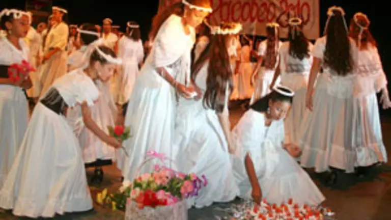 Un momento de la actuaci&oacute;n del cuerpo de baile de la sociedad \'Amigos de Lancara\'. 