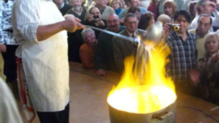 Un momento de la preparaci&oacute;n de la queimada. 
