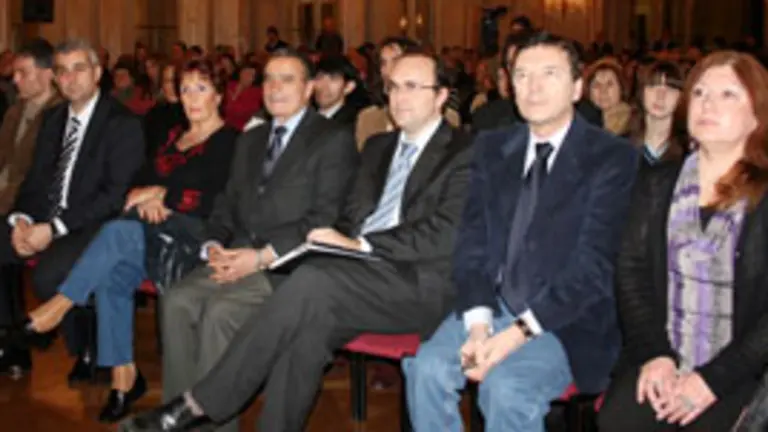 Alejandro L&oacute;pez Doballo y el consejero de Trabajo e Inmigraci&oacute;n, Julio Olmos, entre los asistentes al acto. 