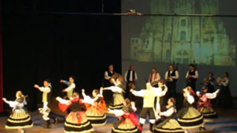 Momento de una de las actuaciones del grupo de baile gallego. 
