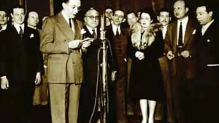 Maruxa Boga, con Castelao, quien impuls&oacute; su proyecci&oacute;n period&iacute;stica en la radio.  