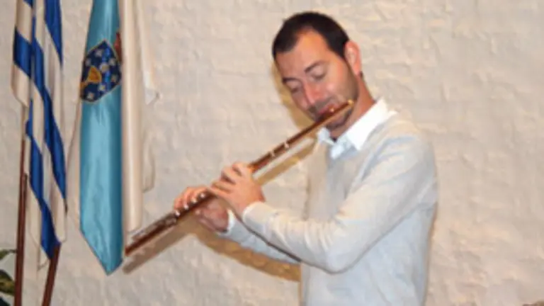 Un momento de la actuaci&oacute;n del flautista gallego Adri&aacute;n Silva. 