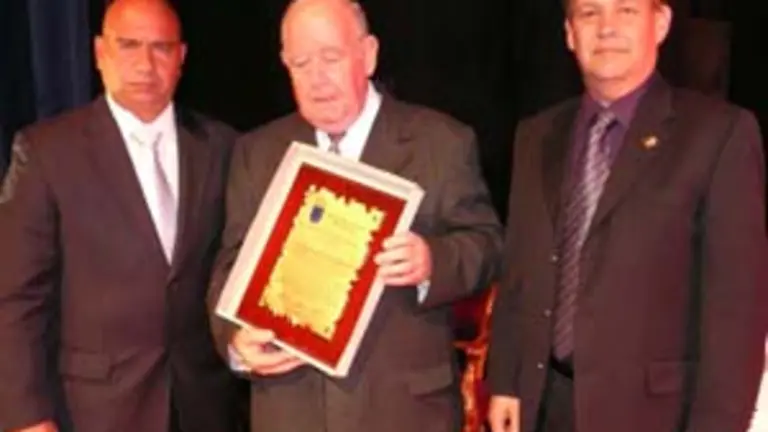 Pi&ntilde;&oacute;n Ferreiro recibi&oacute; una placa de reconocimiento especial de manos de Luis Couto y su hijo, Antonio Pi&ntilde;&oacute;n. 