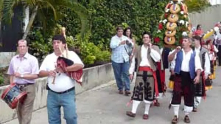 Al son de una gaita y un redoblante, los integrantes del Grupo Folk&oacute;rico del CAC, realizaron la procesi&oacute;n del &lsquo;ramu&rsquo; del pasado a&ntilde;o. 