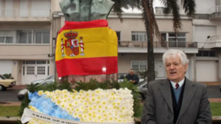 Eduardo Alonso, ante el busto de Rosal&iacute;a de Castro en Montevideo. 