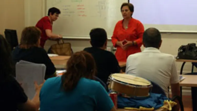 Mar&iacute;a Jos&eacute; Ramos mantuvo un encuentro con los j&oacute;venes participantes en la Escuela de Asturian&iacute;a. 