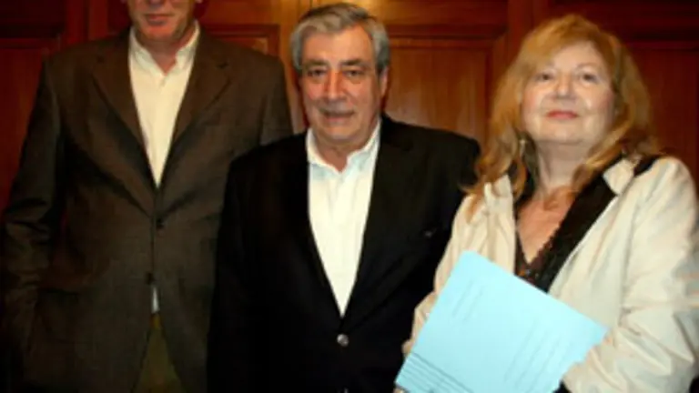 Jorge N&uacute;&ntilde;ez, presidente de Uni&oacute;n Gallega; Carlos Vello, candidato a presidente del Centro Gallego, y Elena Garc&iacute;a Mouro, presidenta de la agrupaci&oacute;n Galicia, en el Centro, tras la presentaci&oacute;n de la lista que encabeza Vello. 