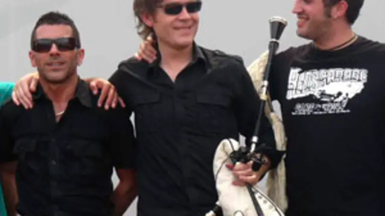  El gaiteiro Xos&eacute; Manuel Budi&ntilde;o &ndash;centro&ndash; entre los participantes en la campa&ntilde;a promocional.