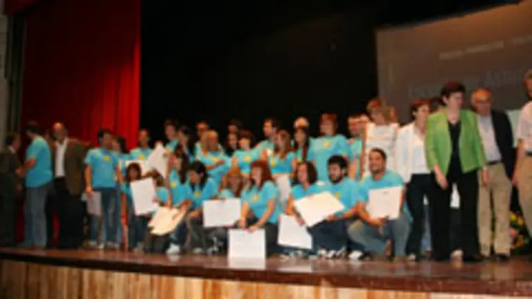 Los 30 j&oacute;venes posan con sus diplomas acreditativos.