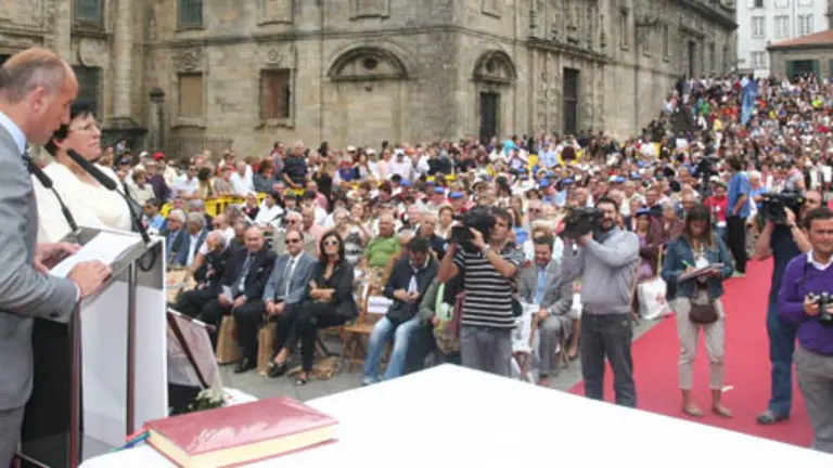  El secretario xeral de Emigraci&oacute;n, Santiago Camba, se dirigi&oacute; a los miles de emigrantes congregados en la compostelana Plaza de la Quintana.