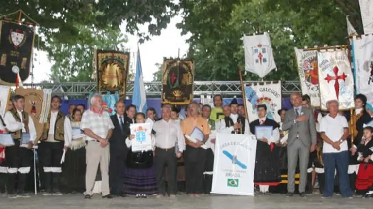  El secretario xeral de Emigraci&oacute;n, Santiago Camba, y el director de la Fundaci&oacute;n Galicia Emigraci&oacute;n, Castelao Braga&ntilde;a, junto con el resto de representantes de los centros, durante el fin del festival que acab&oacute; con el Himno Gallego. 
