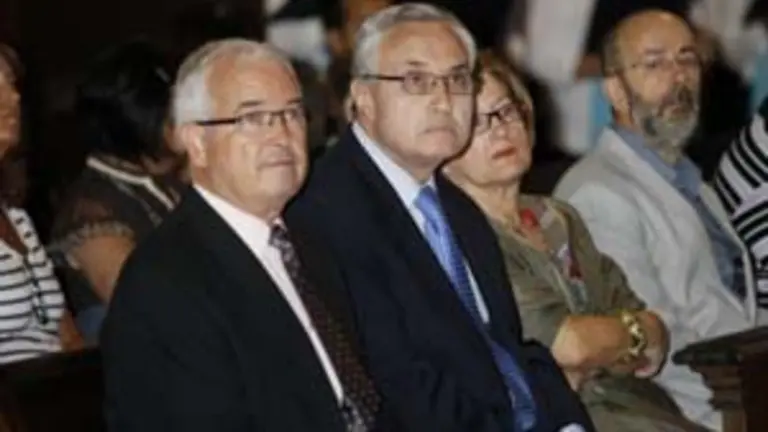  Jos&eacute; Ram&oacute;n &Oacute;nega, en el centro, siguiendo la misa en Santiago de Compostela.