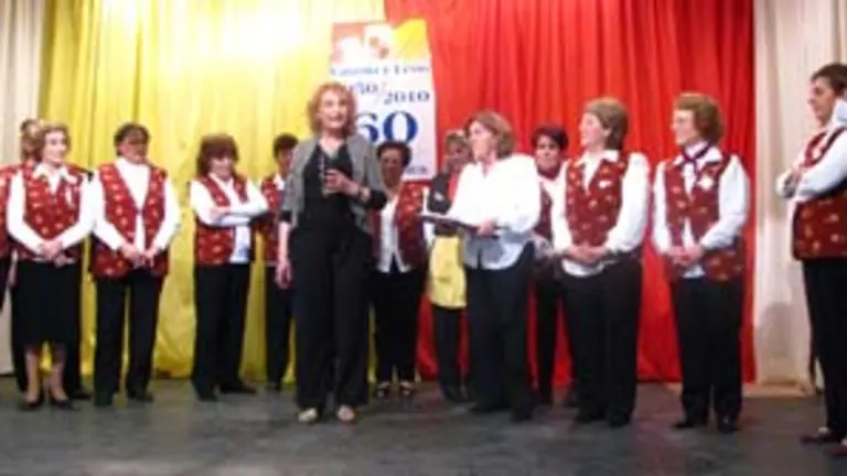  Nancy Santiago de Pérez fue distinguida con una plaqueta en reconocimiento a su trabajo en la institución.