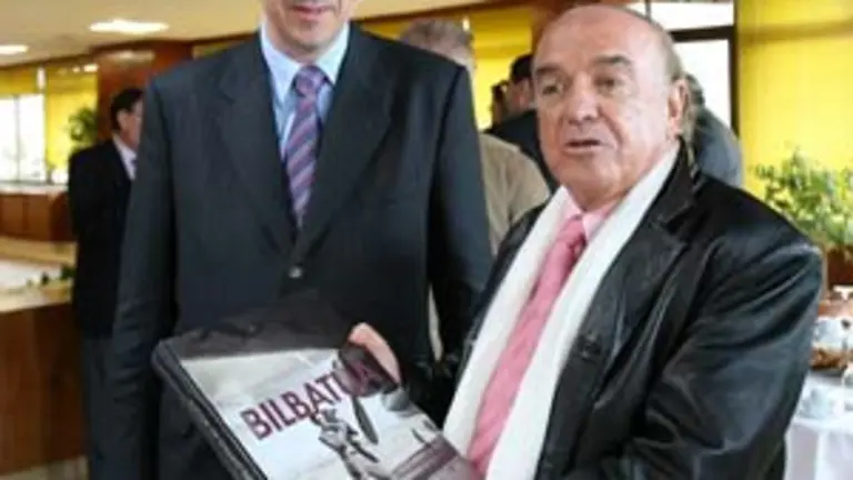  El documentalista Demetrio Bilbat&uacute;a, -a la derecha-.