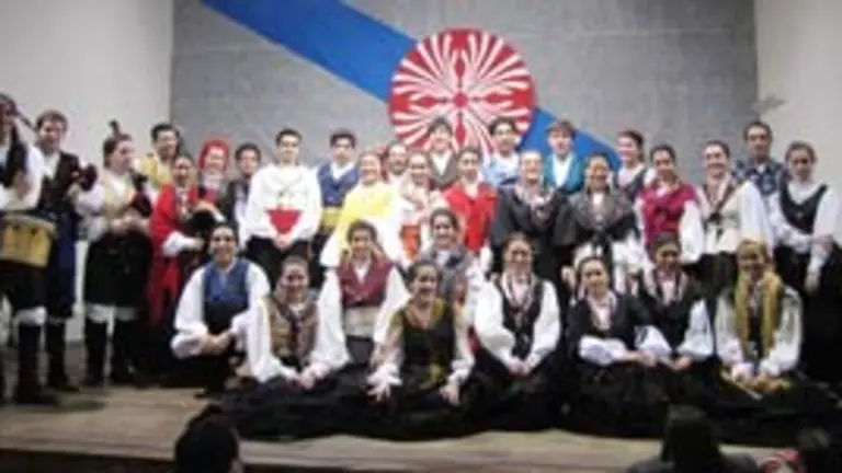  Cuerpo de baile de la instituci&oacute;n.