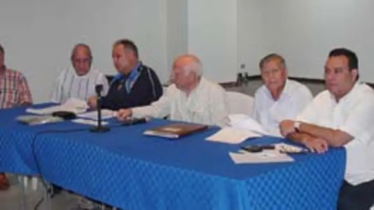  Feliciano Silva Escudeiro, vicetesorero; Ra&uacute;l Ar&aacute;n Su&aacute;rez, vocal; Antonio Fabal P&eacute;rez, tesorero; Arturo Ces Chsica, secretario general; Juan Antonio Oti Loza, presidente, y Richard Barreiro y olmedo, vicesecretario general.