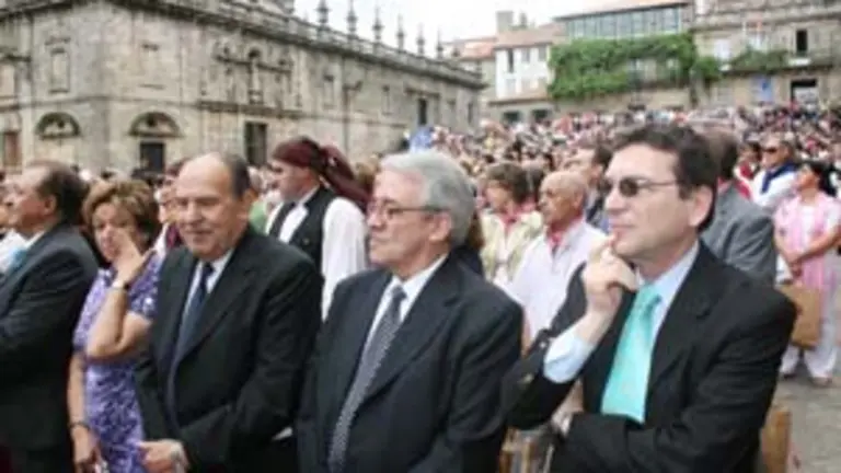  Vila Al&eacute;n -a la dcha.-, durante la ecucarist&iacute;a celebrada en la Praza da Quintana.