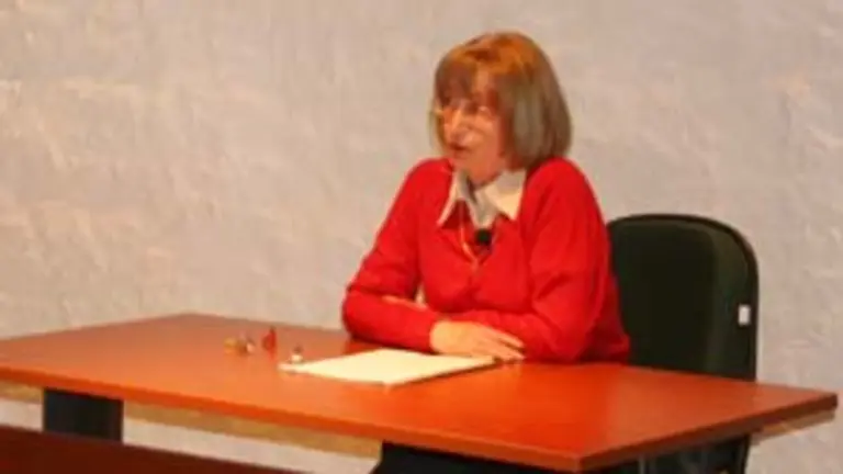  Josefina P&eacute;rez, durante su exposici&oacute;n a los concurrentes.