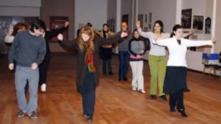  Un momento de la clase de baile tradicional impartida por la profesora Marcela Rodríguez.