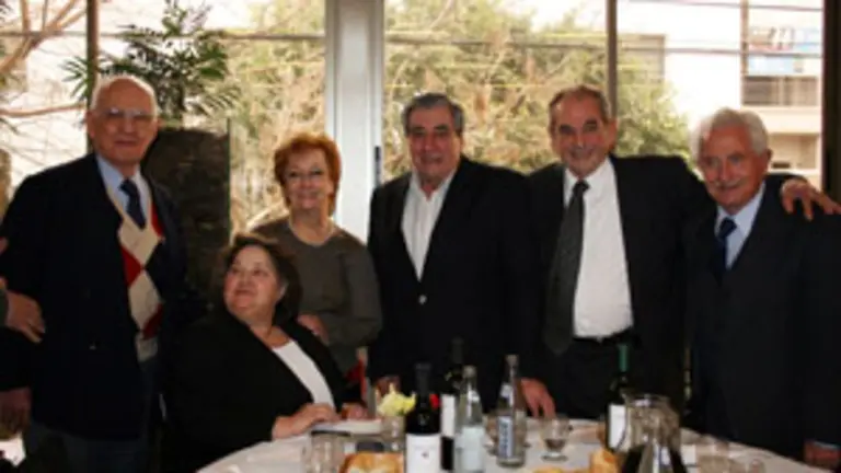  Carlos Vello, rodeado de algunos de los asistentes a la comida en la que se proclam&oacute; su candidatura a la presidencia del Centro Gallego de Buenos Aires.