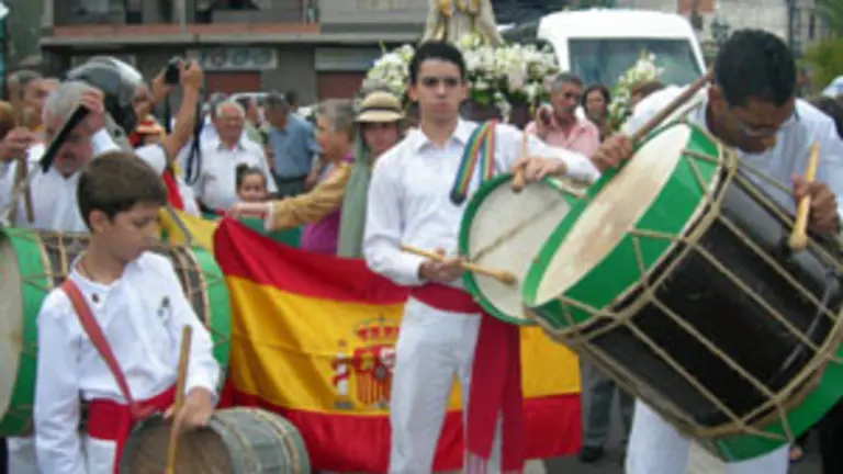  Grupo Danzas Garoé en la procesión de la virgen.