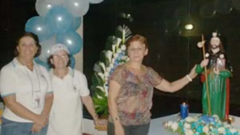 Mari Rua de Garc&iacute;a, secretaria de Cultura y de Asistencia Social; Dulcerina Castro de Lago, secretaria de Asuntos Femeninos, y Marivic Velo de Sinde, presidenta del Comit;&eacute; de Damas, junto a la imagen del Ap&oacute;stol que se encuentra en el CGPLC. 