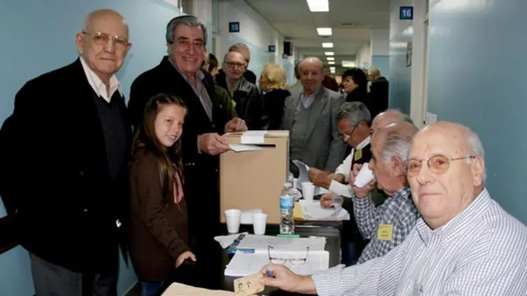 El candidato a predidente por las agrupaciones &lsquo;Galicia&rsquo; y &lsquo;Uni&oacute;n Gallega&rsquo;, Carlos Vello, en el momento de hacer efectivo su voto, en compa&ntilde;&iacute;a de Juan Manuel P&eacute;rez, uno de los dirigentes hist&oacute;ricos de la colectividad.