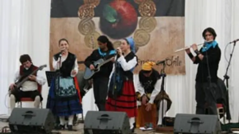  Actuaci&oacute;n de uno de los grupos que participaron el a&ntilde;o pasado en el D&iacute;a de Asturias en el Exterior, en Chile.