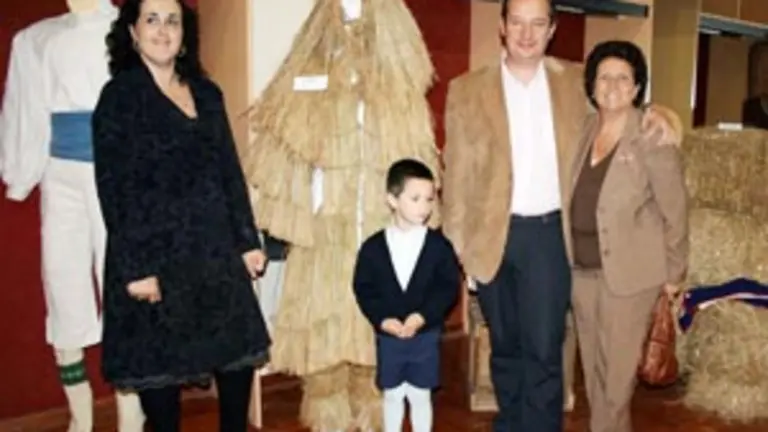  Dora Pegito, Francisco Collantes y Sonia Barros, junto a Santiago, su hijo mayor.