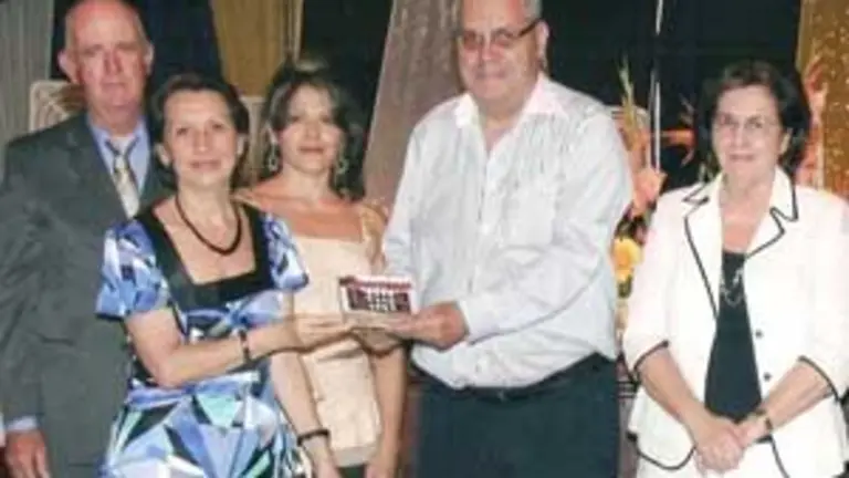  Juan Jiménez Gil, recibe de manos de María del Pino Alemán, secretaria de la Asociación, en presencia de Juan Díaz Pulido, vicepresidente, Concepción Amador Ramos y María Eugenia Terán de Álvarez, presidenta y secretaria de Admisión, respe