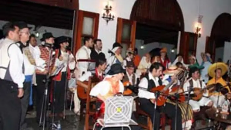  Integrantes de la Ronddala Típca intrepretando \'Tenderete\'.