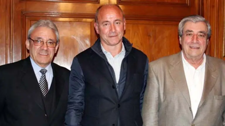  Santiago Camba -en el centro-, junto a Julio Mart&iacute;nez -a la izda.- y Carlos Vello.