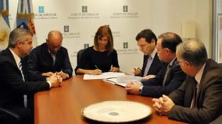  Pardo L&oacute;pez y Vila Al&eacute;n, durante la firma del acuerdo en la Delegaci&oacute;n de la Xunta en Buenos Aires.