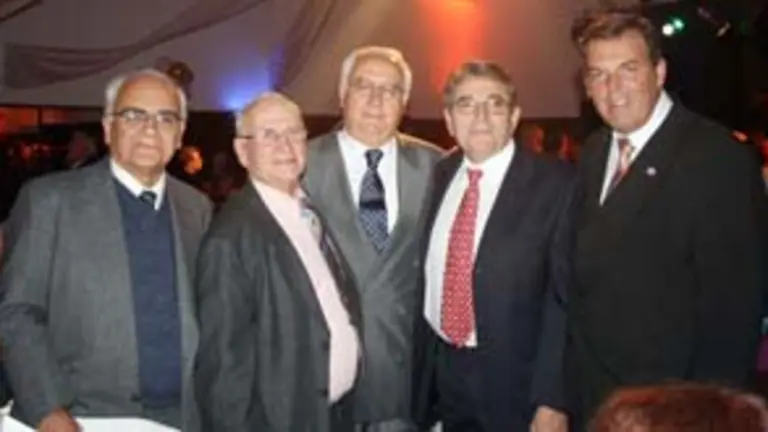 Foto de alguno de los asistentes a la cena de aniversario del Centro Valle Mi&ntilde;or. 