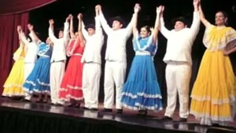  Los jóvenes de Cagua, saludan tras ejecutar sus bailes típicos venezolanos. 