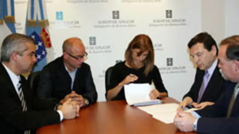  Carmen Pardo, entre Jos&eacute; Vila Al&eacute;n &ndash;a su izda.&ndash; y Santiago Camba, durante la firma del convenio .