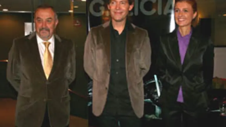 Julio Moreno, el gaiteiro Xos&eacute; Manuel Budi&ntilde;o y Carmen Pardo, en la sala Picaso del Paseo La Plaza.