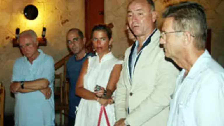  Camba habl&oacute; con los presidentes de las sociedades gallegas. A su izda. Jorge Cienfuegos.