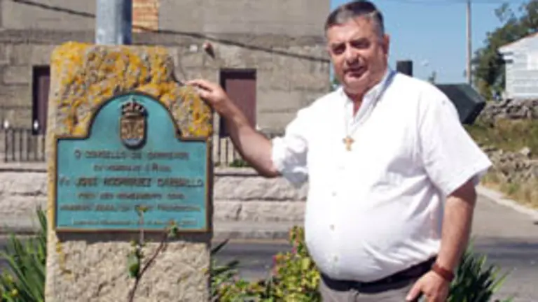  Jos&eacute; Rodr&iacute;guez posa al lado de la placa colocada en su honor por parte del Ayuntamiento de Sarreaus.