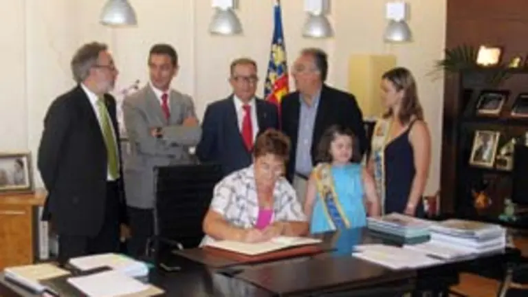  La viceconsejera de Emigraci&oacute;n con el alcalde Benidorm, el vicepresidente de la FICA, el vicepresidente del Consejo de Comunidades y el presidente de la Casa de Asturias de la Marina Baixa.