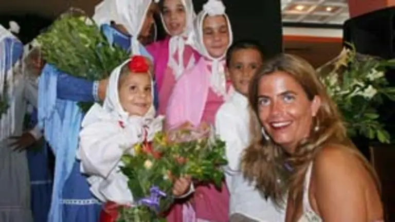 La directora de la AME, con los niños del cuerpo de baile de la Sociedad Madrileña.